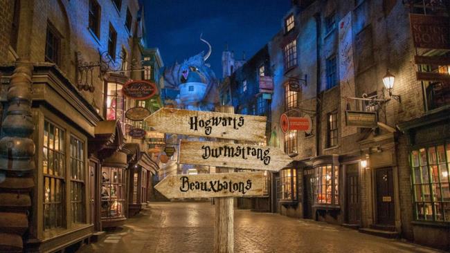 Oltre alla celebre Hogwart, alla scuola bulgara e quella francese, recentemente J.K. Rowling si è cimentata nell'apertura di altre quattro scuole internazionali di magia. J.K. Rowling ha aumentato le scuole di magia. Compresa Hogwarts ora se ne possono contare sette.