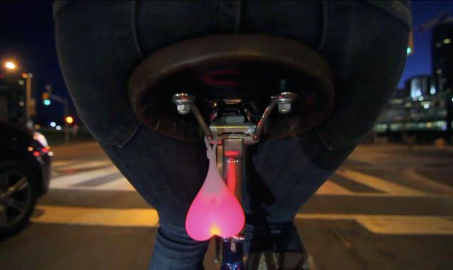 Esistono delle luci da bicicletta che somigliano a testicoli penzolanti Luci Bike Balls