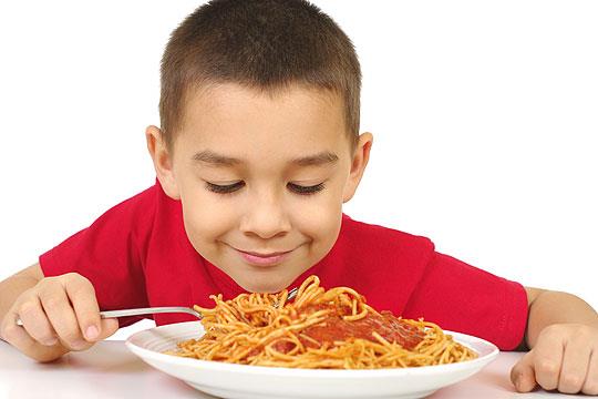 A Bologna due bambini dell'asilo scappano e vanno al ristorante Bologna, bambini di 5 anni lasciano l'asilo per andare in trattoria.