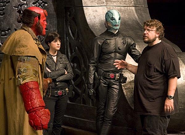 Il regista Guillermo del Toro sul set col cast di Hellboy