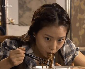 Gif coreana che mangia spaghetti