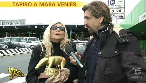 Staffelli consegna il tapiro a Mara Venier causa spoiler