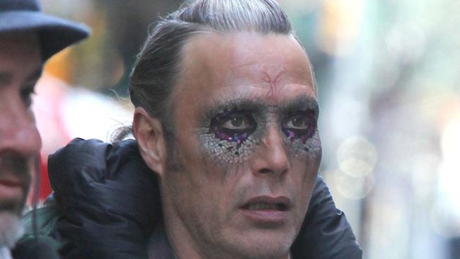 Doctor Strange: nuovi indizi sul ruolo di Mads Mikkelsen Mads Mikkelsen sul set di Doctor Strange