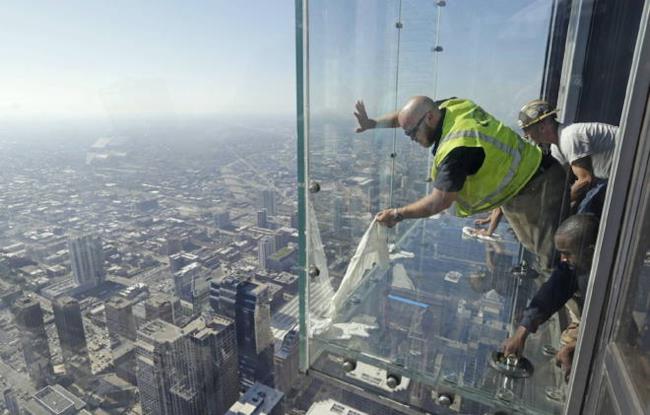 Lo Skydeck di Chicago si crepa: paura Sostituzione del vetro dello Skydeck di Chicago