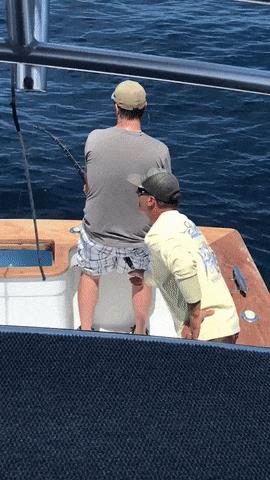 Uno scherzo durante una battuta di pesca - Le GIF più divertenti da scaricare e condividere su Facebook e WhatsApp