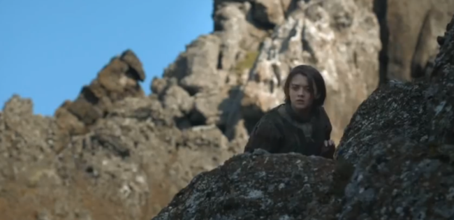 Nuovo trailer non ufficiale di Game Of Throne Arya Stark si nasconde dietro le rocce