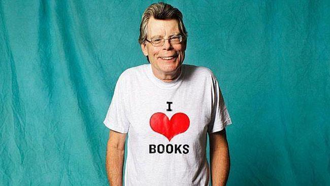 Stephen King con una bellissima maglia Stephen King