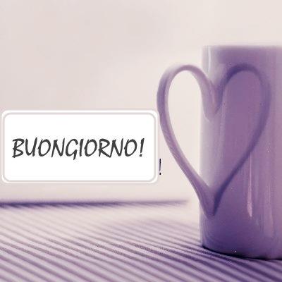 Immagine di una tazza da caffè che compone un cuore