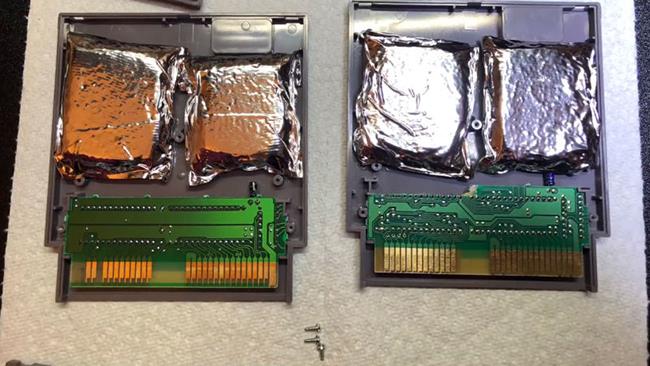Droga nascosta in due cartucce per il primo Nintendo Quattro sacchetti di droga nascosti in due cartucce del NES