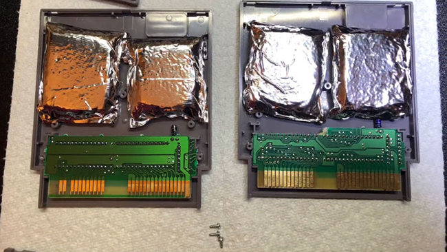 Droga nascosta in due cartucce per il primo Nintendo Quattro sacchetti di droga nascosti in due cartucce del NES