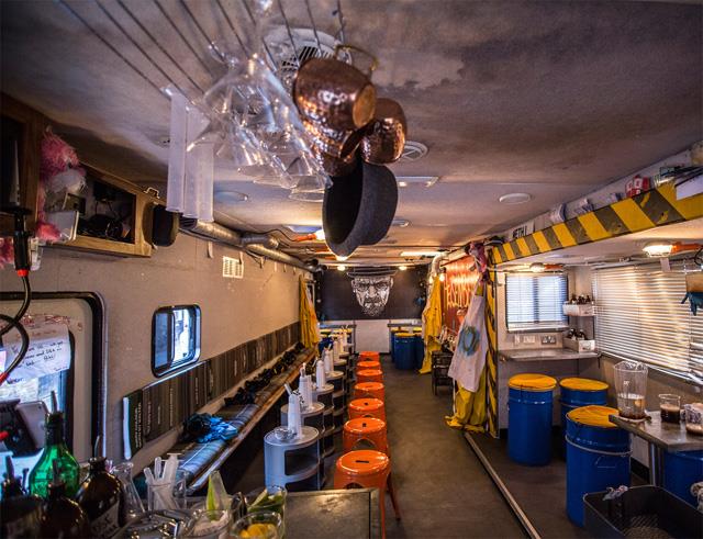 Interno con sedili del bar di Breking Bad a Parigi