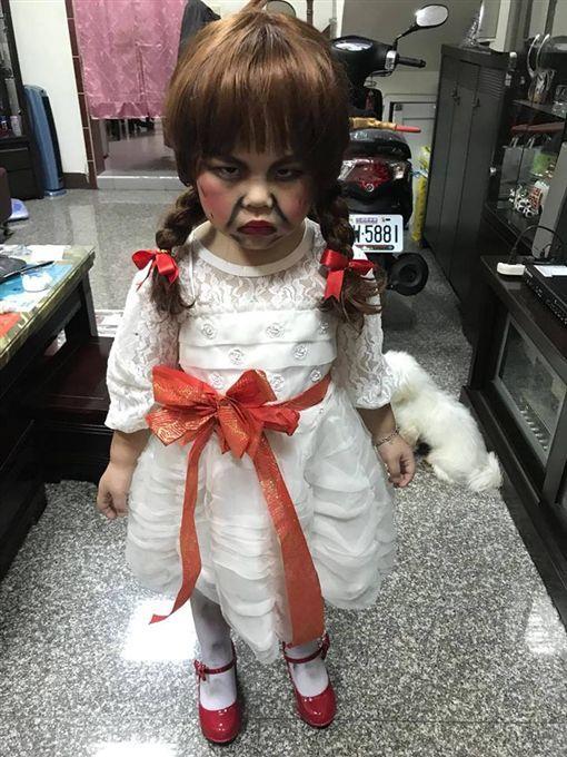 Il bimbo vestito da Annabelle