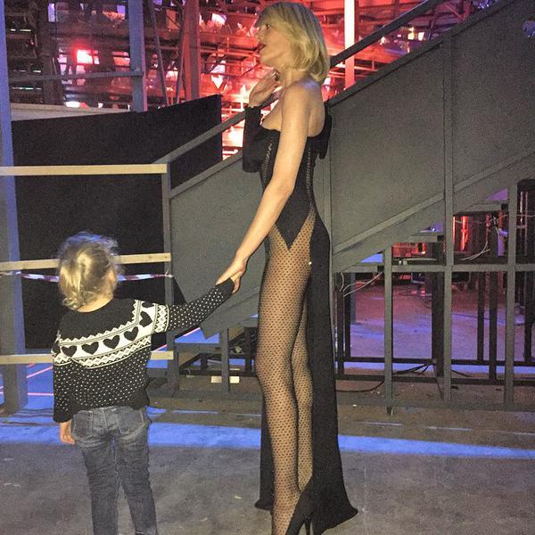Alessia Marcuzzi alla finale dell'Isola dei Famosi (senza mutande)