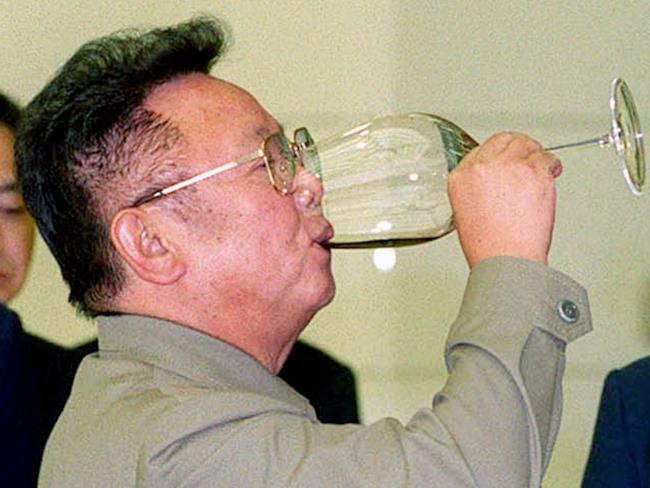 Kim Jong-il con un bicchiere di vino