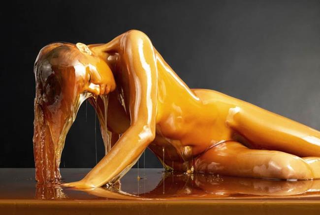 Modelle con la pelle ricoperta di miele