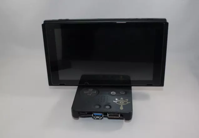 Game Boy Advance SP trasformato in un dock per Nintendo Switch.