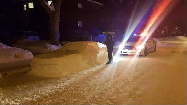 Realizza una macchina con la neve, riceve multa per divieto di sosta L'auto di neve che ha ricevuto la multa