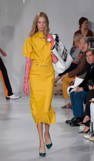 Una modella indossa i guanti da 390 dollari di Calvin Klein