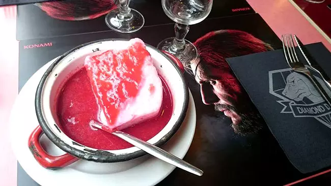 Apre a Parigi un ristorante temporaneo ispirato a Metal Gear Solid Il dessert nel ristorante di Metal Gear Solid