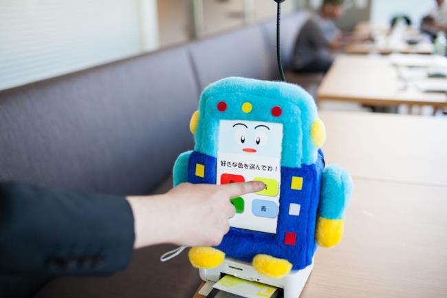 Un robot intrattiene gli ospiti nell'hotel dei robot giapponese