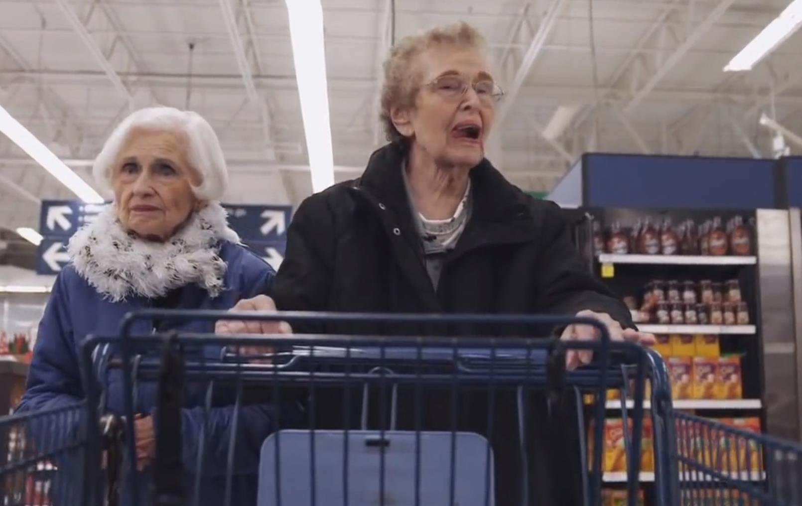Evelyn con una vicina di casa al supermercato