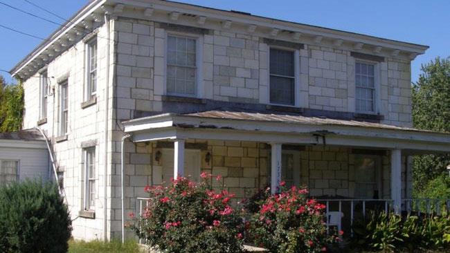 La casa costruita con 2.200 lapidi 'avanzate' La casa fatta di lapidi