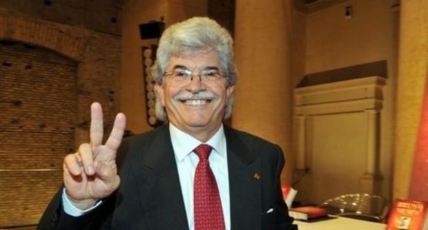 Antonio Razzi punta a Sanremo con la sua Famme Cantà Il senatore Antonio Razzi