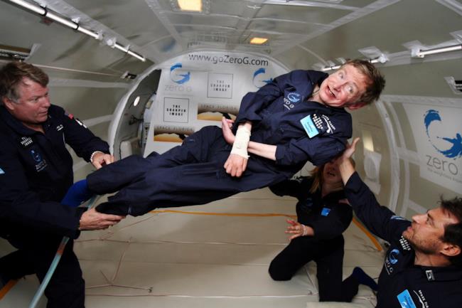 Stephen Hawking volerà nello spazio grazie al magnate Richard Branson Lo scienziato Stephen Hawking in assenza di gravità