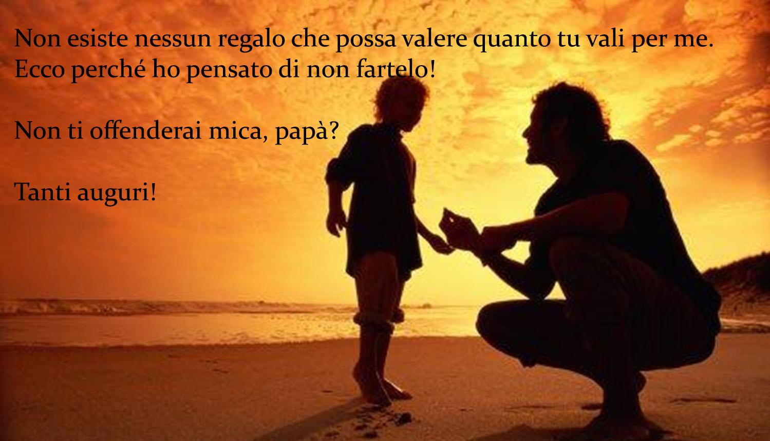 Padre e figlio in spiaggia al tramonto - Immagini da scaricare per la Festa del Papà
