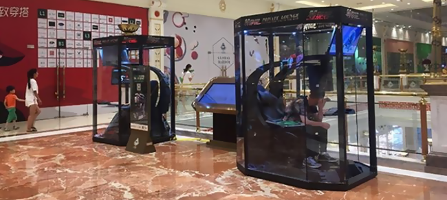 Le stanze d'attesa per i mariti sono una realtà in un centro commerciale cinese Due cabine nel centro commerciale in Cina