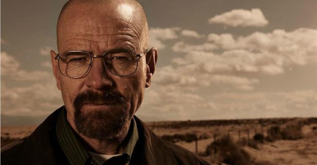 Breaking Bad, un personaggio è nato per gli impegni di un altro attore Walter White col suo sguardo glaciale in una scena di Breaking Bad