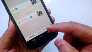 Un utente di WhatsApp registra un messaggio vocale