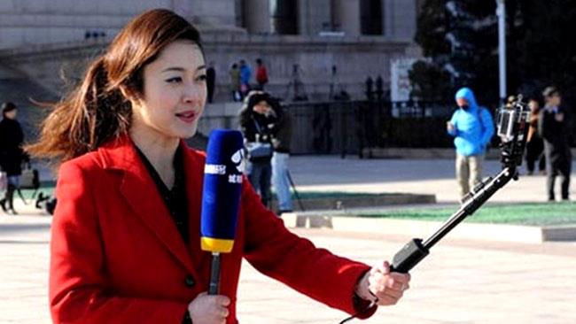 Una stazione TV svizzera ha provato a rimpiazzare i cameramen con iPhone e selfie stick Giornalista con selfie-stick in azione