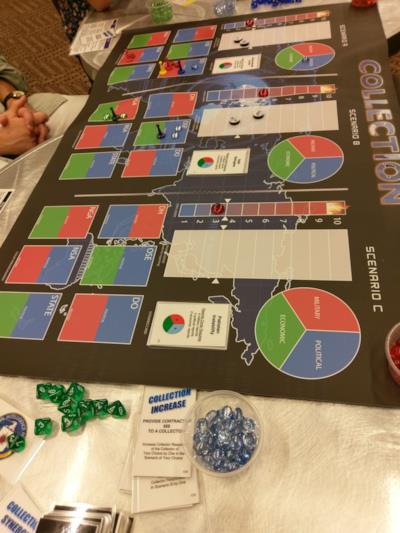 Tabellone, pedine e dadi del boardgame della cia
