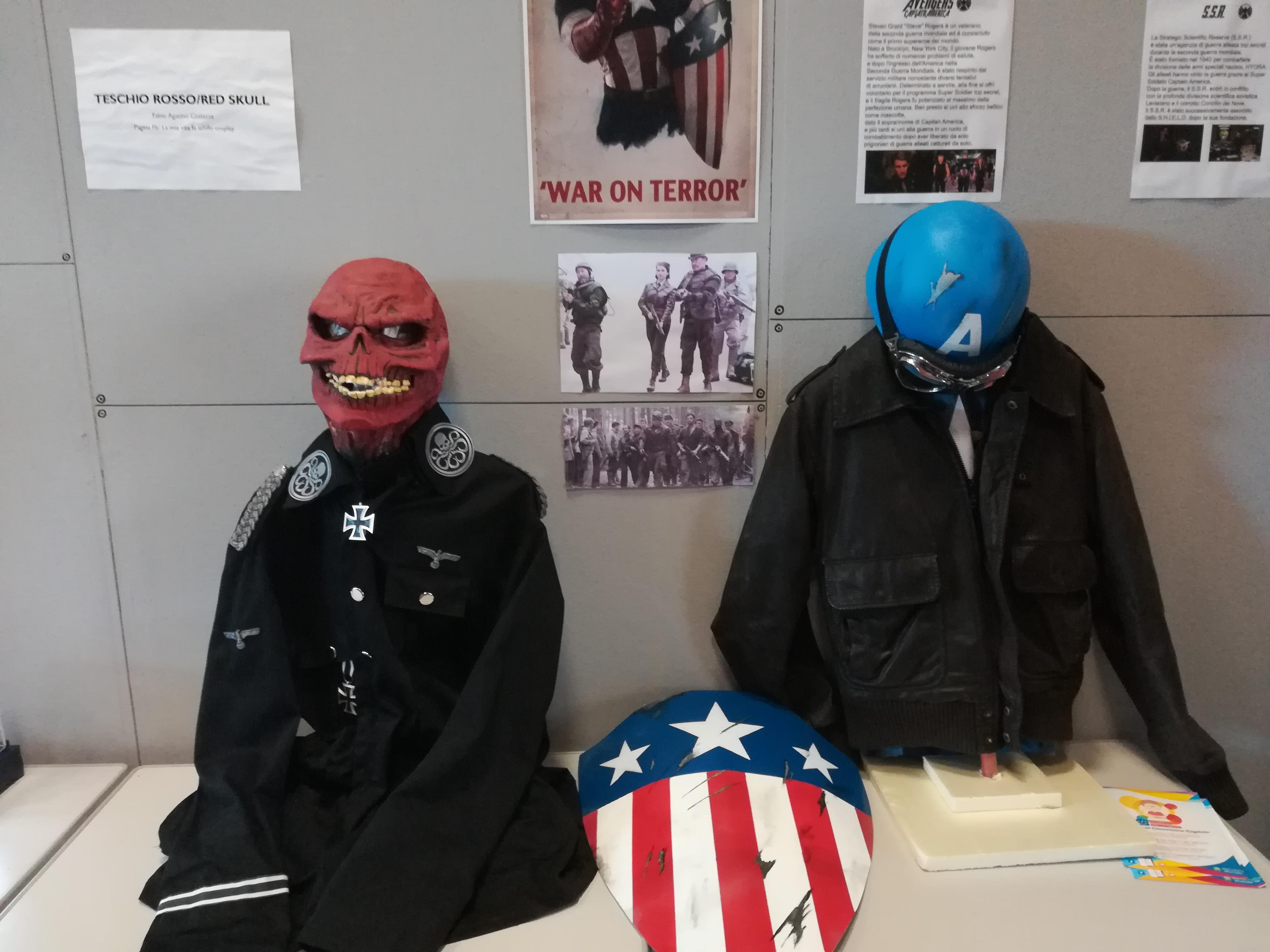 Due riproduzioni di oggetti di scena di film Marvel a Etna Comics