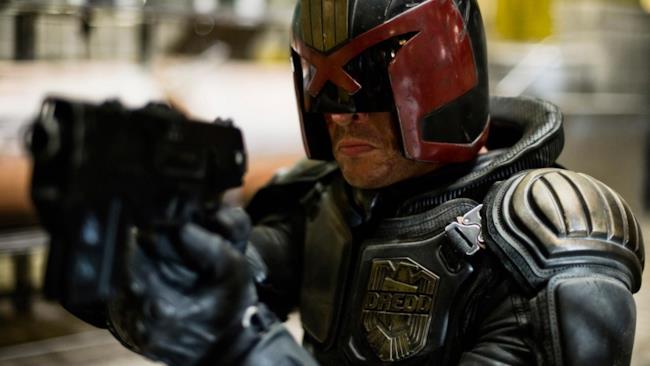 Dredd è pronto a sparare in un'immagine dal film Judge Dredd in azione in un'immagine dal film