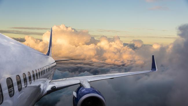 Un aereo La foto di un aeroplano in volo