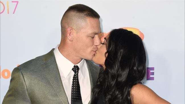 Un bacio appassionato tra John Cena e Nikki Bella John Cena e Nikki Bella si baciano sul red carpet