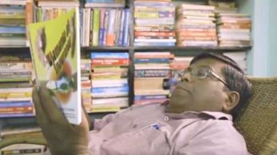 Parthiban mentre legge