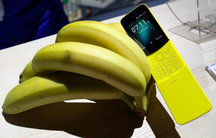 Il Nokia 8110 assieme a delle banane