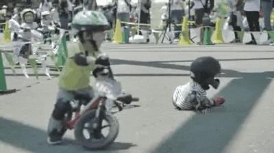 Un bambino aiuta un altro a rialzarsi - Le GIF più divertenti da scaricare e condividere su Facebook e WhatsApp