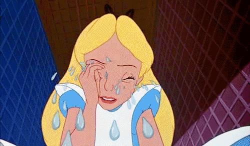 Il personaggio Disney Alice piange a dirotto - GIF di reazione ai commenti, le più divertenti da usare su Whatsapp e Facebook