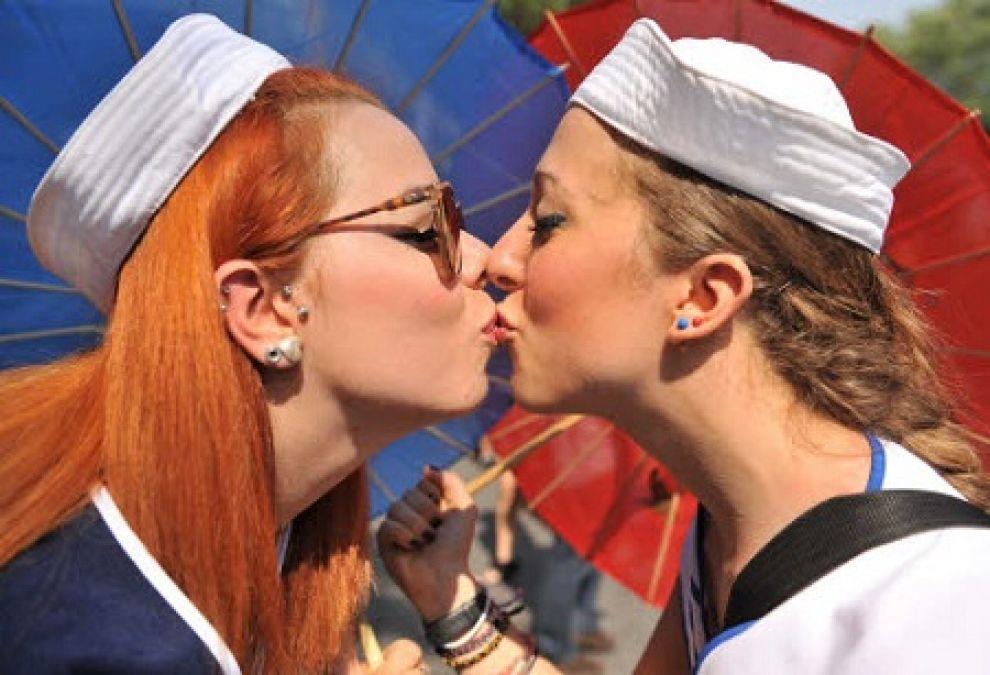 Bacio fra due ragazze