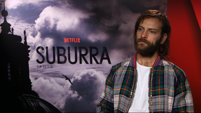 Un attore con il logo della serie TV La foto di un attore dello show Netflix