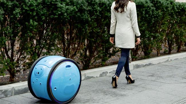 Piaggio Gita è il trolley che ti segue Una ragazza è seguita dal trolley Piaggio Gita