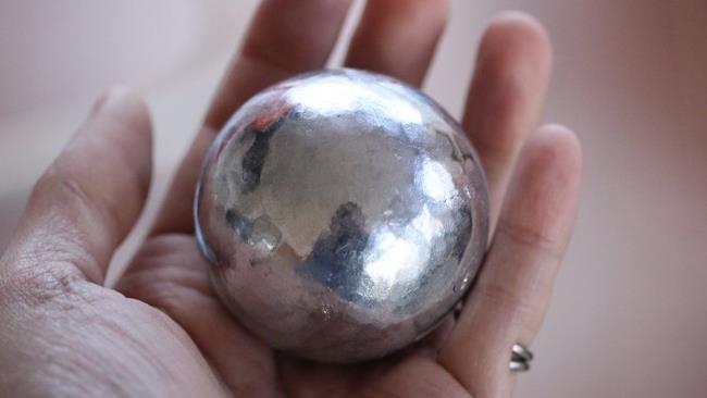 Una sfera perfetta si può creare coi fogli di alluminio Il nuovo trend del web sono le sfere fatte di carta stagnola