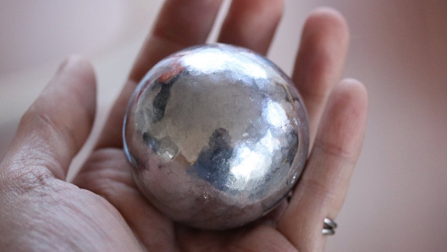 Una sfera perfetta si può creare coi fogli di alluminio Il nuovo trend del web sono le sfere fatte di carta stagnola