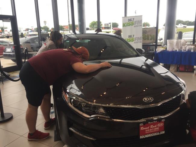 Donna bacia per 50 ore la macchina e vince il contest Kia Donna vince l'auto baciandola per 50 ore