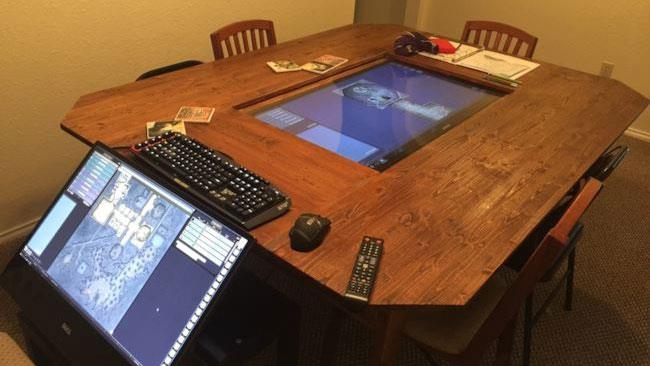 Un tavolo da gioco fatto in caso per Dungeons & Dragons. Tavolo hi-tech "fai da te" per Dungeons & Dragons.