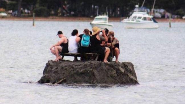 Eroi creano un isolotto per aggirare le leggi sul consumo di alcolici Il gruppo di eroi sull'isolotto